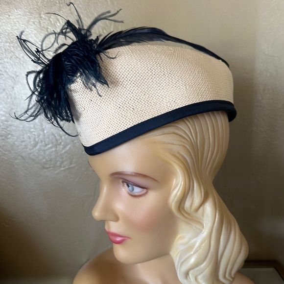 STUNNING 1940s\' CREAM STRAW SIDE CAP STYLE + NAVY TRIM, BROOCH & FEATHERS main image 15